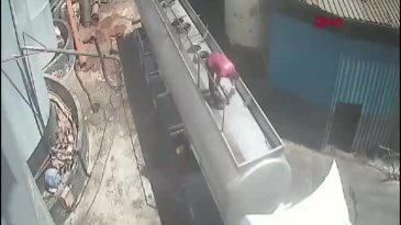 Ağzında sigara ile hiç yapmaması gerekeni yaptı!  Sonrası korkunç...