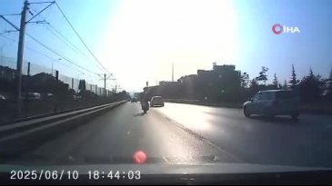 Bursa'nın en işlek yolunda motosikletler birbirine girdi!