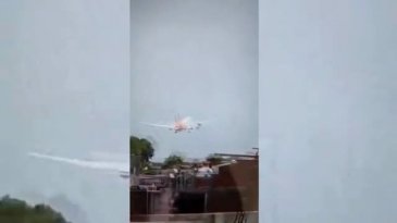 Hindistan'da yolcu uçağının düşme anı kamerada!