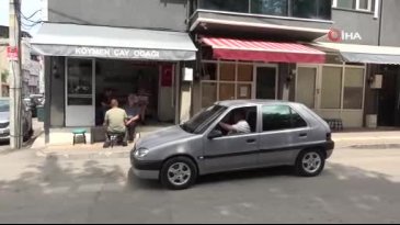 Bursa'da ilginç görüntüler! 50 metre için araba kullandı