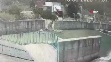 Park etmeye çalışırken dereye uçtu