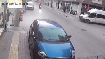 Bursa'da saniye saniye kaza! Ortada çarpıştılar