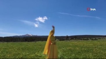 Çiçekler arasında 'Kafkas Dansı'