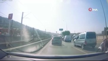 Bursa'da 'trafikten kaçayım' derken birbirlerine girdiler!