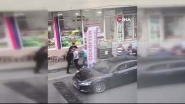 Yaşlı adamı acımasızca dövdüler!