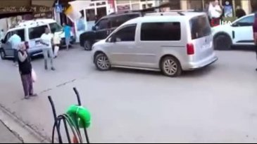 Deprem anındaki yaşanan panik güvenlik kamerasında