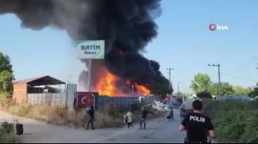 Alev alev yanıyor! Bursa'da bir fabrikada sıcak dakikalar