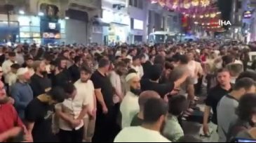 Leman dergisine tepki gösteren vatandaşlar, dergi binası önünde toplandı