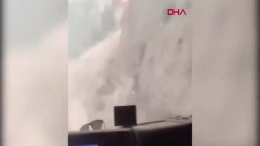 Hatay'daki orman yangınında itfaiye aracı alevlerin arasında kaldı