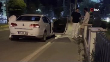 Arkadaşı ceza yerken alkol içmeye devam etti!