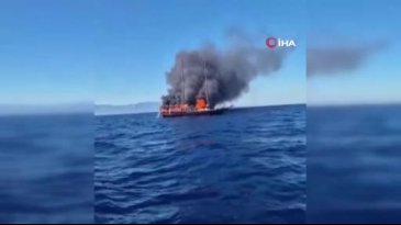 Korku dolu anlar: Turistlerin bulunduğu gemi yanarak battı