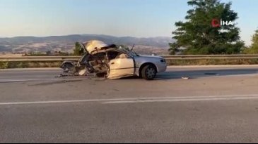 Minibüsle çarpışan otomobil ikiye bölündü! Çok sayıda yaralı var