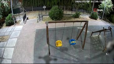 Parktaki kameraları kıran şüpheliler kamerada