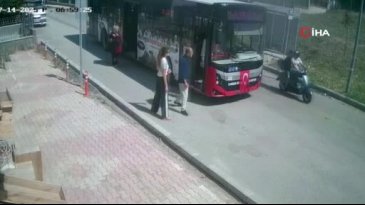 Belediye otobüsünde büyük panik! Alevlerin arasından kaçtılar...