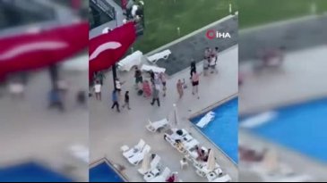 Pantolonlarıyla havuza girmek istediler! Ortalığı birbirine kattılar...