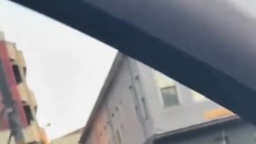 Görüntü Türkiye'den! Elinde bıçakla yoldan geçen araca böyle saldırdı