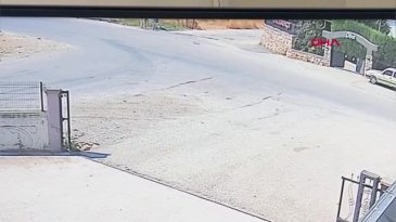 Bursa'da motosiklet ile otomobilin çarpıştığı kaza kamerada