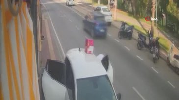 Aracından malzeme indiren market çalışanı canından oluyordu! O anlar kameralara yansıdı...
