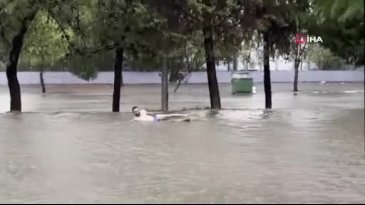 Altyapı eksikliğini yüzerek gösterdi!