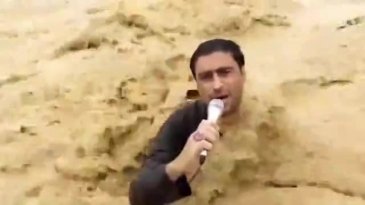 Dünya bu muhabiri konuşuyor! Yayın yaparken akıntıya kapıldı