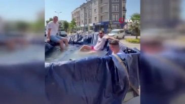 Bursa'da sıcak havalardan bunalan gençlerin serinleme yöntemi tebessüm ettirdi
