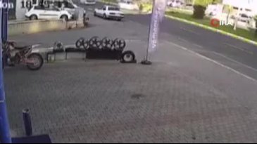 Otomobilin yaşlı adama çarptığı anlar kamerada