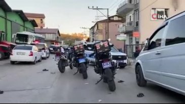Ev baskınıyla başlayan kavgada sokak savaş alanına döndü