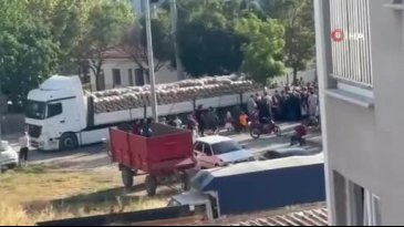 Bursa'da bir hayırsever 30 ton patatesi ücretsiz dağıttı