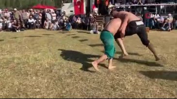 Pehlivan seyirciyi rakibi sandı! O anlar kamerada...