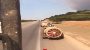 Bursalı çiftçiler traktörleriyle yangını söndürmeye gidiyor!