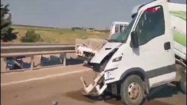 Bursa'da, TIR ve kamyonet çarpıştı: 1 yaralı