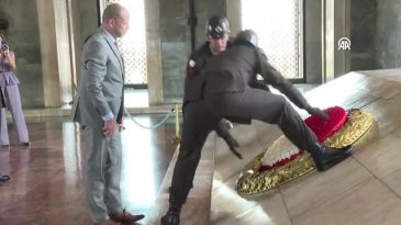 Belçikalı Bakan Francken'in Anıtkabir ziyaretinden flaş görüntü! Sosyal medyada gündem oldu...