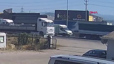 Bursa'da 3 aracın karıştığı zincirleme kaza kamerada