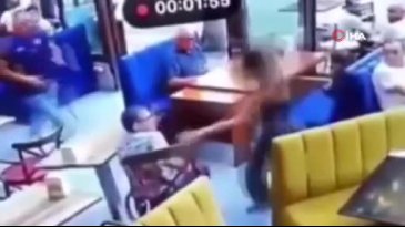 Tokat attığı kadın garsondan dayak yedi