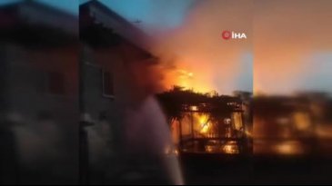Alev alev yanan ev kullanılamaz hale geldi! O anlar kamerada