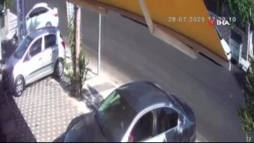 Araçta bırakılan çocuk, el frenini indirdi