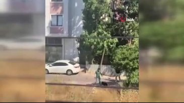 Eski sevgilisinin başına silah dayayıp darp etti