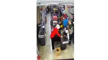Zincir markette yürekleri sızlatan anlar!