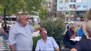 Çay bahçesinde kafasında sandalye parçaladı!