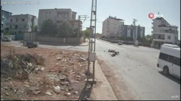 Motosiklet, minibüse ok gibi saplandı