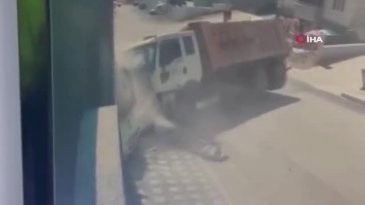 Bursa'da freni patlayan kamyon duvara çarptı! Mucize kurtuluş anı kamerada