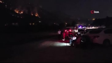 Orman yangını alanından tuhaf görüntüler! Kamp sandalyesine oturup izlediler...