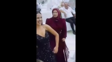 Kızının dans figürleri anneyi çileden çıkardı! Yüz hatlarına dikkat...