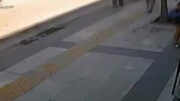 Annesinin elinden bir anda kurtuldu! Neredeyse canından oluyordu...