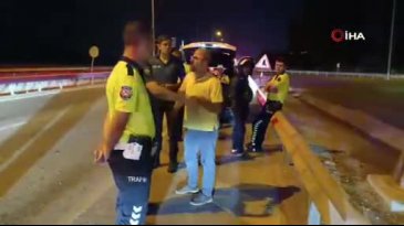 Bariyerlere çarpan sürücü trafik ekiplerine zor anlar yaşattı