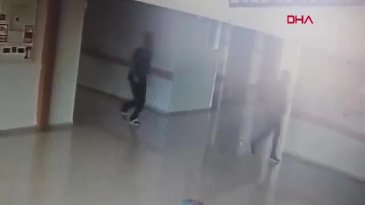 Hastaya müdahaleye giderken düştü: O anlar kamerada