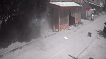 Otomobil kıraathaneye daldı! Bir kişi hayatını kaybetti...