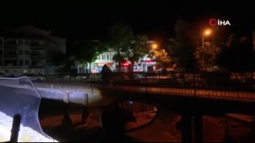 Erkek arkadaşıyla tartışınca köprüden atlamak istedi! Polis müdahalesi geldi...