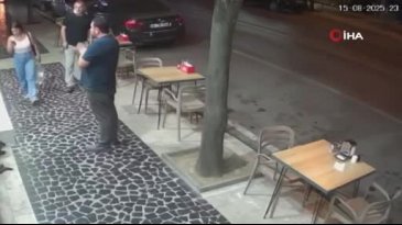 Otomobille çarpışan motosiklet, kağıt gibi savruldu! Kazanın görüntüleri kameralara yansıdı...