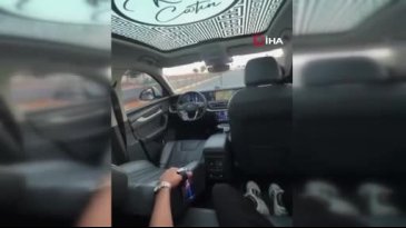 Sürücüsüz giden otomobilin arka koltuğuna geçip video çekti